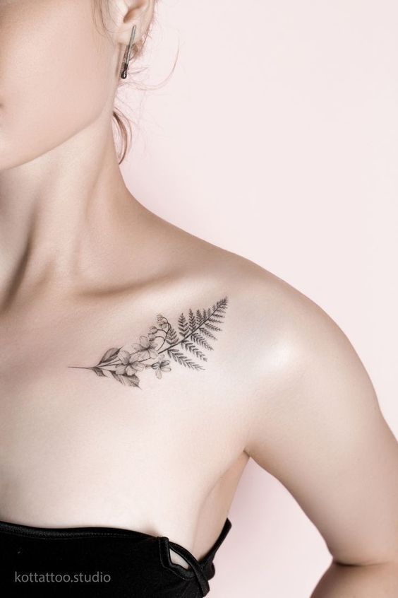 tattoo hoa lá mini đơn giản ở xương quai xanh