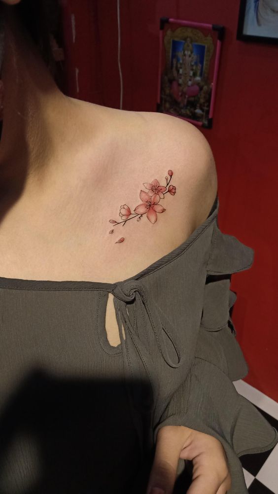 tattoo hoa mini màu đỏ cho nữ