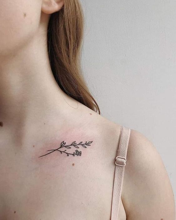 tattoo hoa mini ở xương quai xanh cho nữ