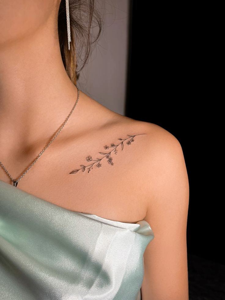 tattoo hoa mini ở xương quai xanh đẹp
