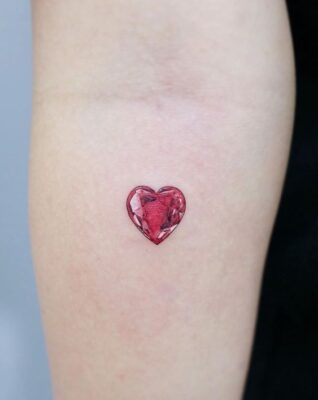 tattoo kim cương đỏ mini cho tình yêu thuận