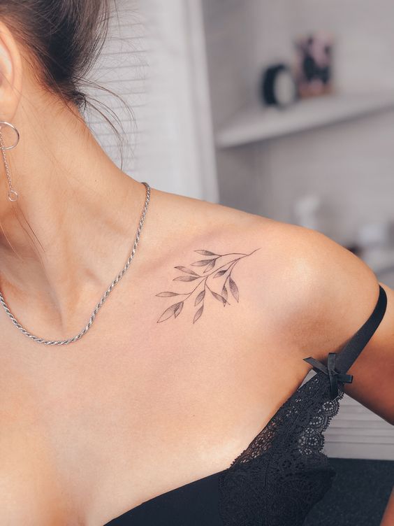hình xăm lá mini đơn sắc cho nữ giản dị