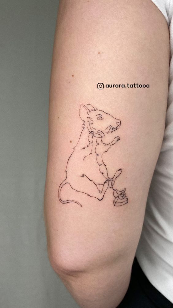 tattoo mini chuột đang gọi điện thoại