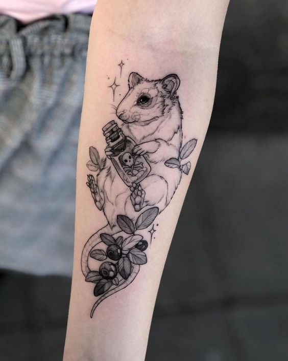 tattoo mini chuột ở cánh tay