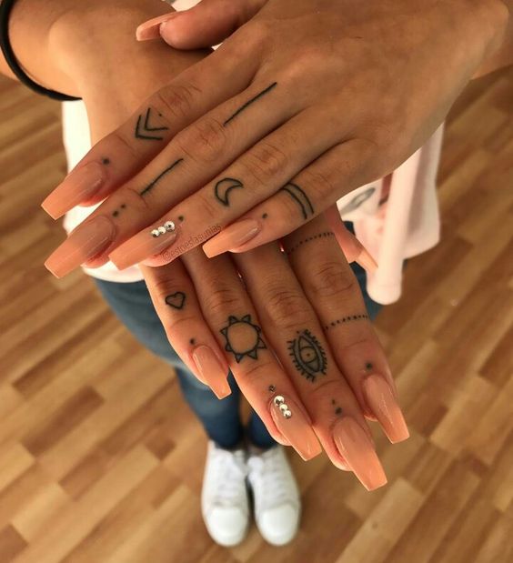 tattoo mini trên các ngón tay nữ cực xinh