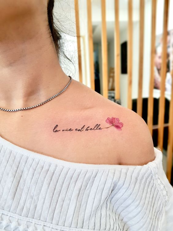 tattoo slogan kết hợp hoa hồng ở xương quai xanh