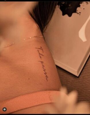 xăm chữ mini ý nghĩa ở vai cho chị em