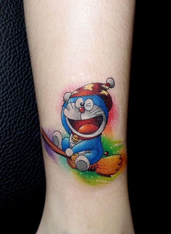 hình xăm doraemon cưỡi cây chổi