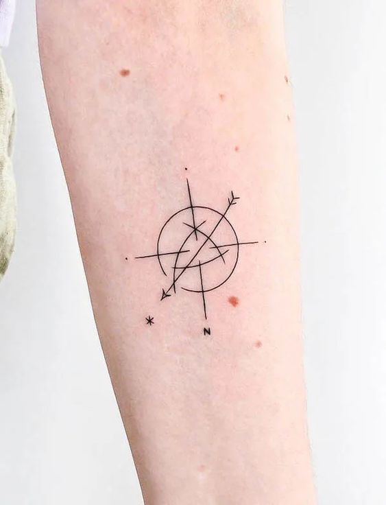 hình xăm la bàn mini đường nét đơn giản