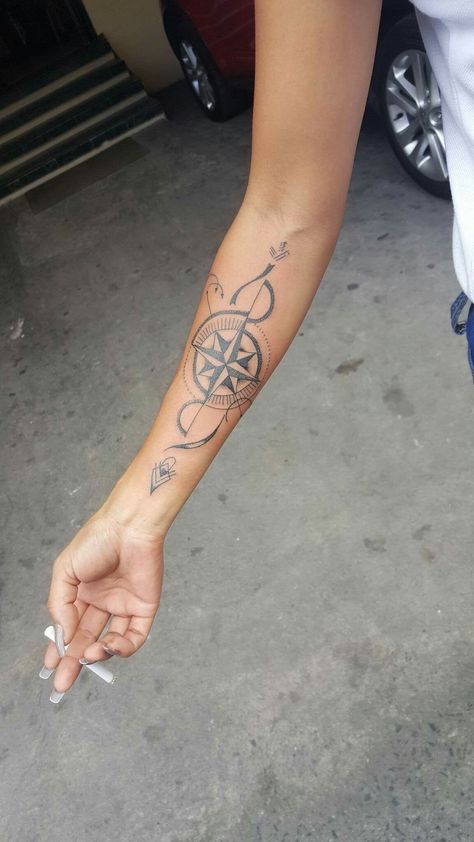 hình xăm la bàn mini đường nét mềm mại
