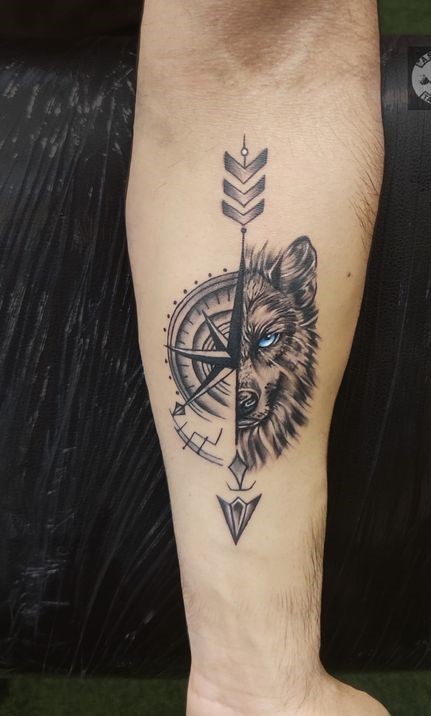 hình xăm la bàn mini kết hợp con sói