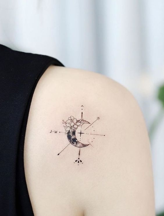 hình xăm la bàn mini kết hợp mặt trăng ngọt ngào