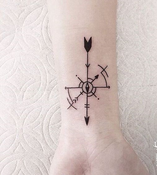 hình xăm la bàn mini kết hợp mũi tên