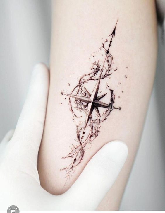 hình xăm la bàn mini kết hợp nước độc đáo