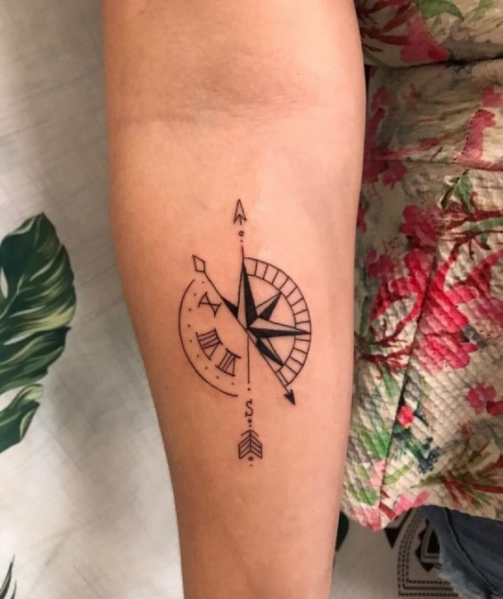 hình xăm la bàn mini kết hợp số la mã