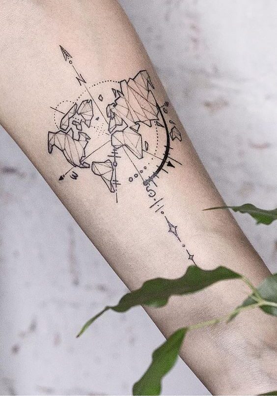hình xăm la bàn mini ở cánh tay mẫu 1