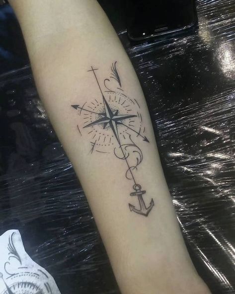 hình xăm la bàn mini ở cánh tay mẫu 11