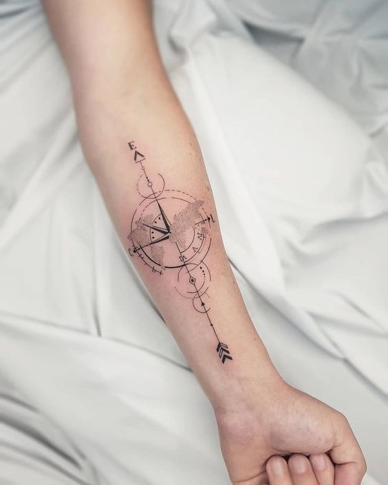 hình xăm la bàn mini ở cánh tay mẫu 12