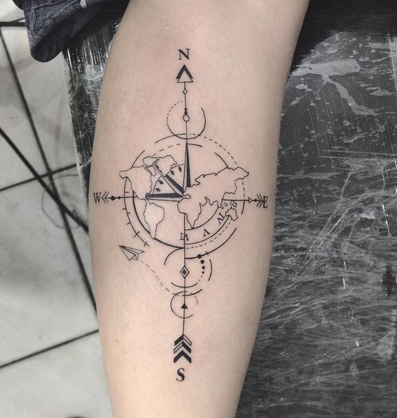 hình xăm la bàn mini ở cánh tay mẫu 13