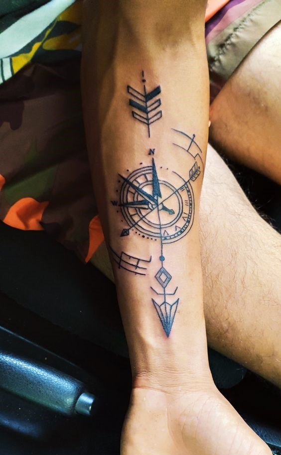 hình xăm la bàn mini ở cánh tay mẫu 16