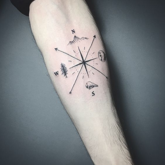 hình xăm la bàn mini ở cánh tay mẫu 7