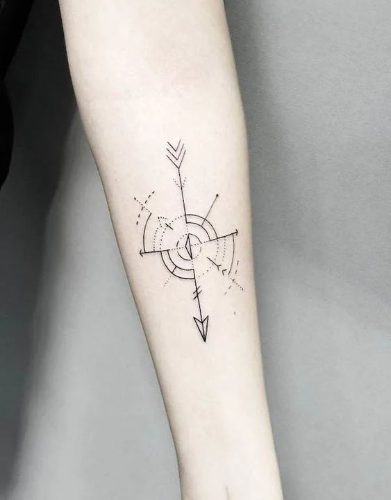 hình xăm la bàn mini ở cánh tay mẫu 9