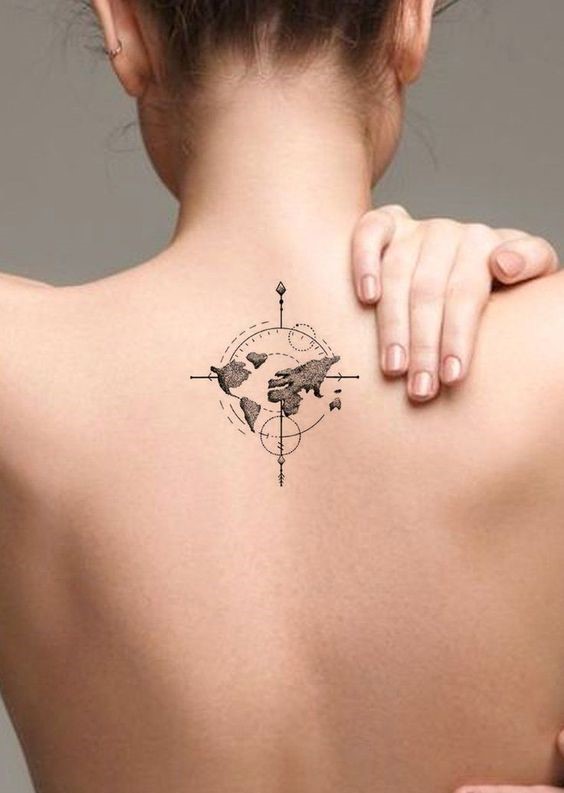 hình xăm la bàn mini sau gáy cho nữ