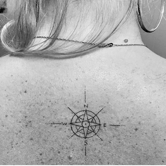 hình xăm la bàn mini sau gáy