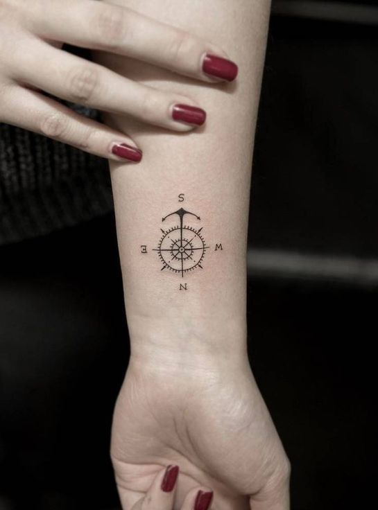 hình xăm la bàn mini thể hiện phương hướng