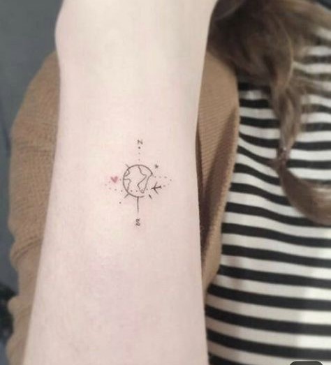 hình xăm la bàn mini và trái đất