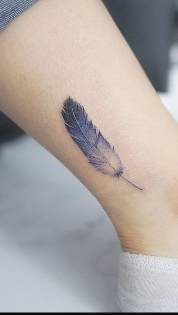hình xăm lông vũ sáng tạo ở chân cho khách