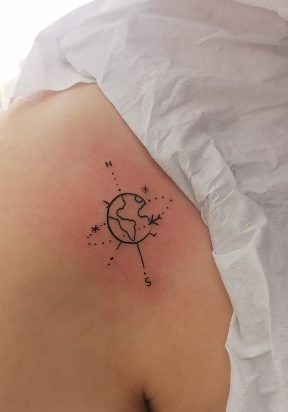 hình xăm máy ban quay quanh trái đất dạng la bàn mini