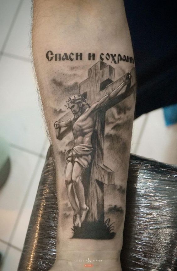 hình xăm mini chúa giêsu trên cây thánh giá kèm slogan