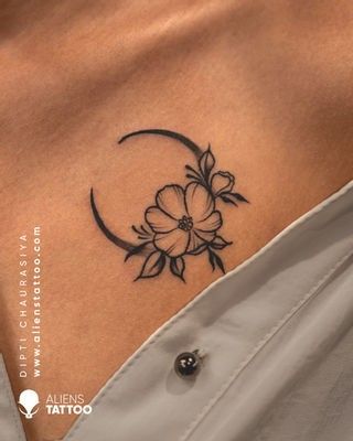 hình xăm mini hoa may mắn ở ngực cho khách hình xăm mini hoa may mắn ở ngực cho khách