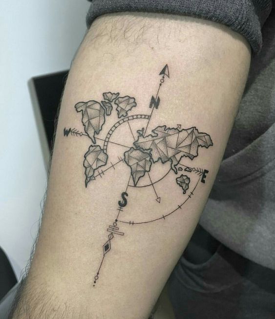 mẫu xăm la bàn mini trên địa hình bản đồ