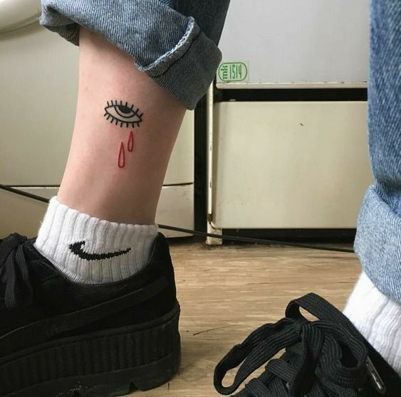 tattoo con mắt mini rơi lệ