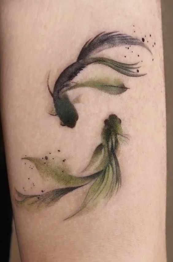 tattoo hai con cá koi mini