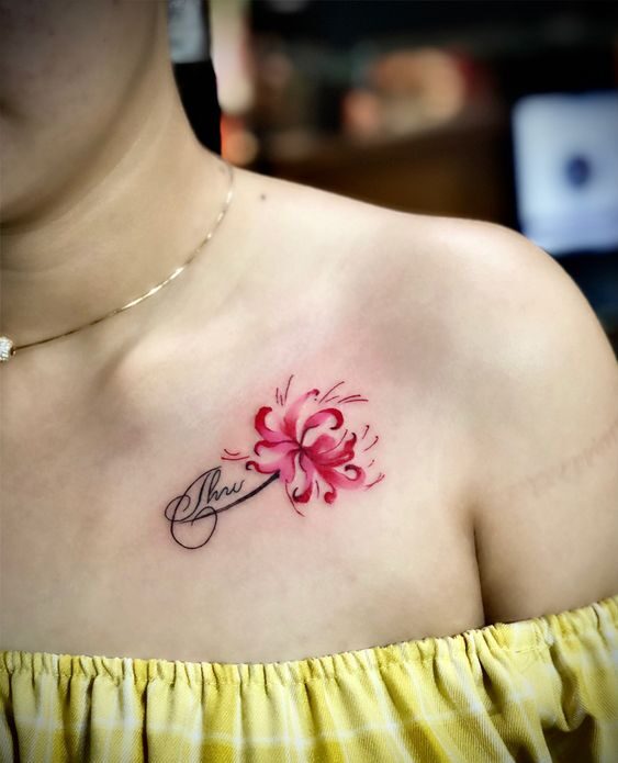 tattoo hoa bỉ ngạn đỏ mini kèm tên đầy tinh tế