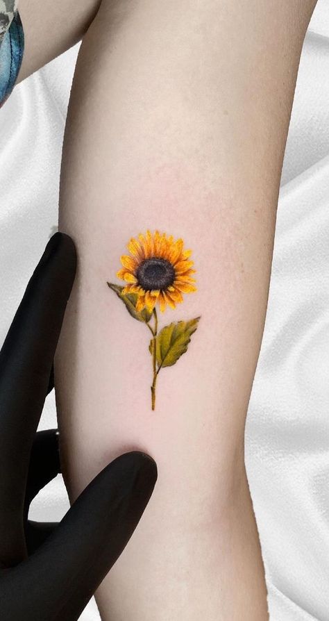 tattoo hoa hướng dương mini hiện đại