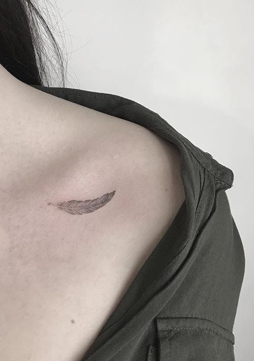 tattoo lông vũ mini trước vai cho nữ