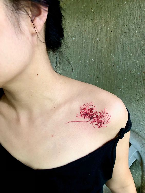 tattoo mini bông bỉ ngạn dỏ xinh ở vai