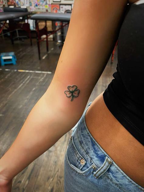 tattoo mini cỏ 3 lá đầy may mắn