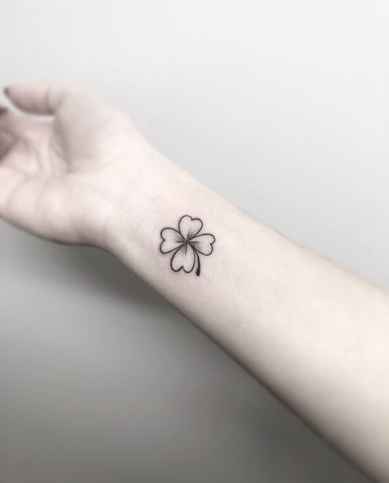 tattoo mini cỏ 4 lá cute ở cổ tay