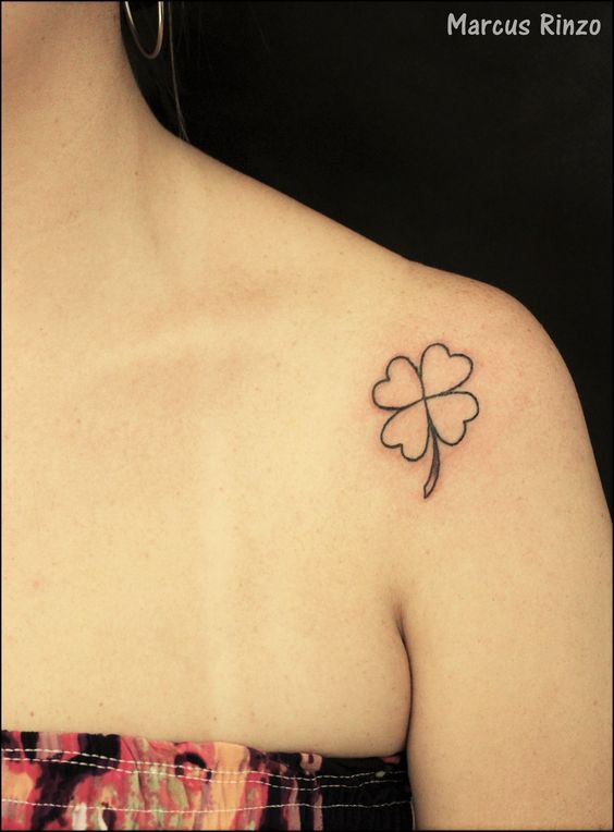 tattoo mini cỏ 4 lá ở vai siêu đơn giản