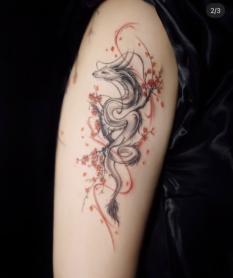 tattoo mini hoa bỉ ngạn kèm rồng ở bắp tay