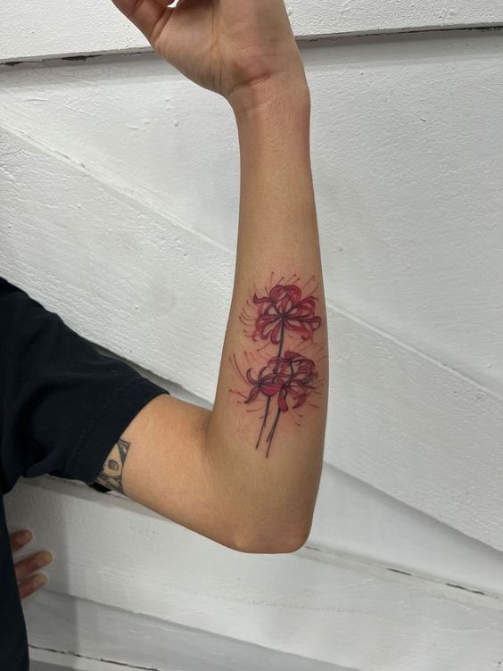 tattoo mini hoa bỉ ngạn ngầu ở cánh tay