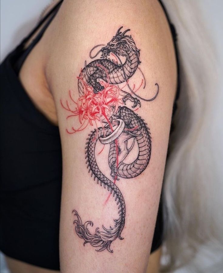 tattoo mini hoa bỉ ngạn xinh và con rồng ở bắp tay