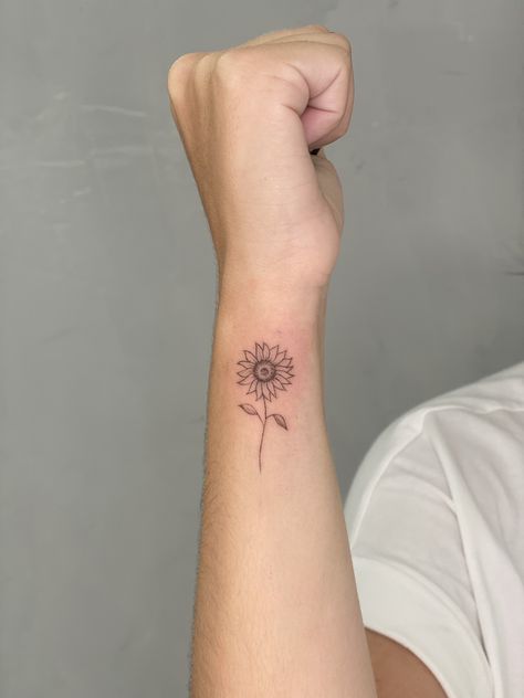 tattoo mini hoa hướng dương đơn giản ở cổ tay