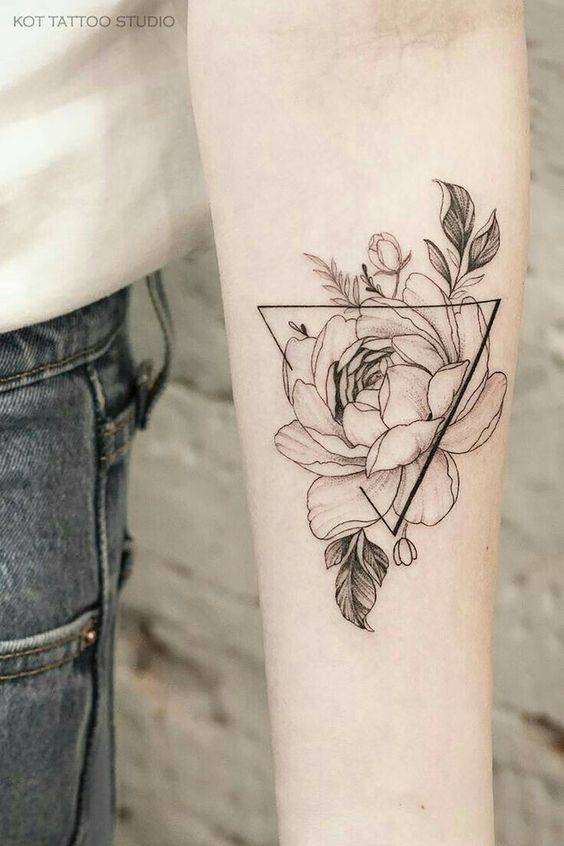 tattoo mini hoa mẫu đơn xinh ở cánh tay