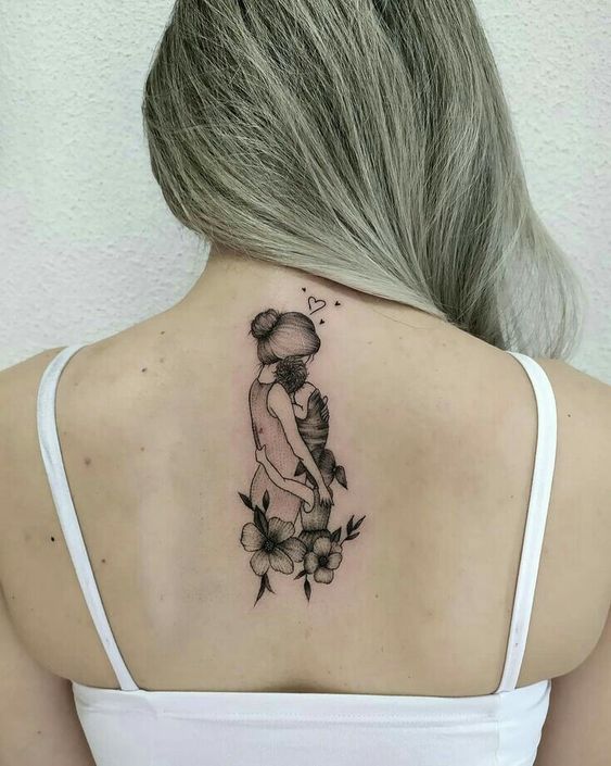 tattoo mini mẹ ôm con vào lòng cực đẹp ở lưng